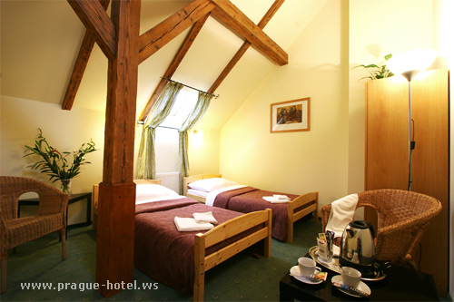 Fotografie dvouluzkoveho pokoje s oddelenymi postelemi.
