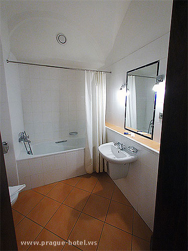 Obrazek koupelny v Pensionu U Cervene Zidle v Praze.